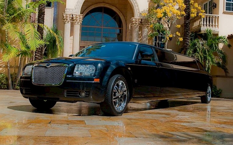 El Paso Black Chrysler Limo